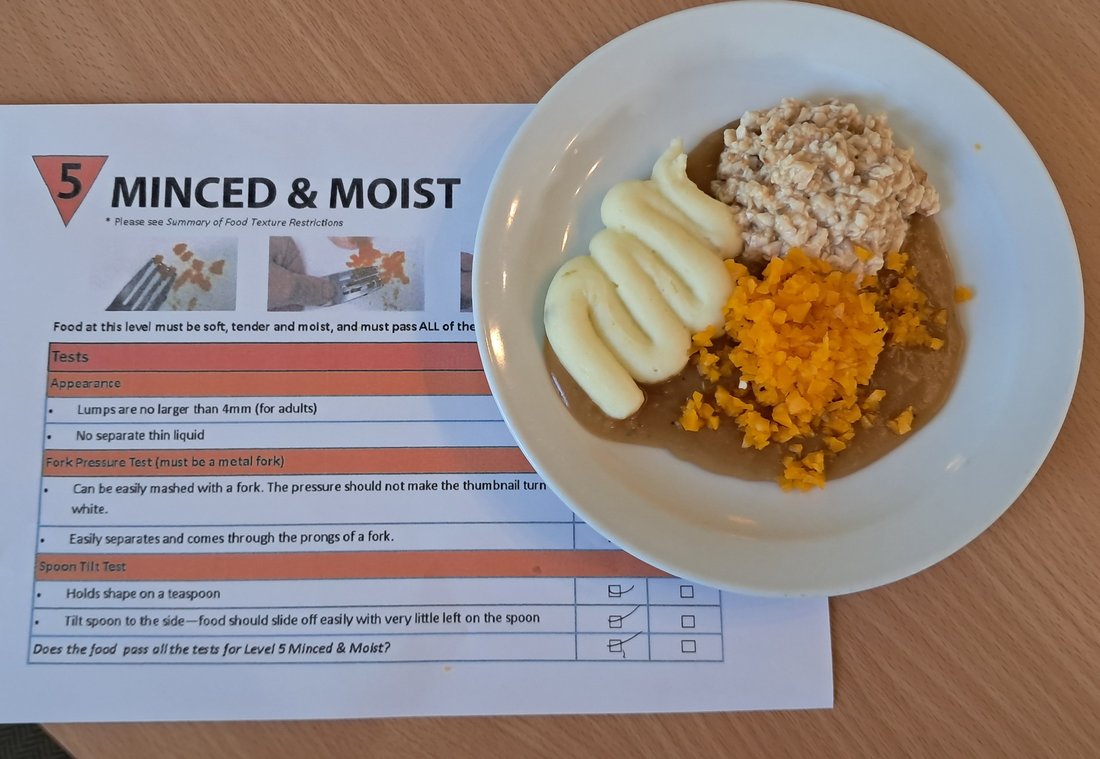 Minced and moist meal with its IDDSI Level 5 card