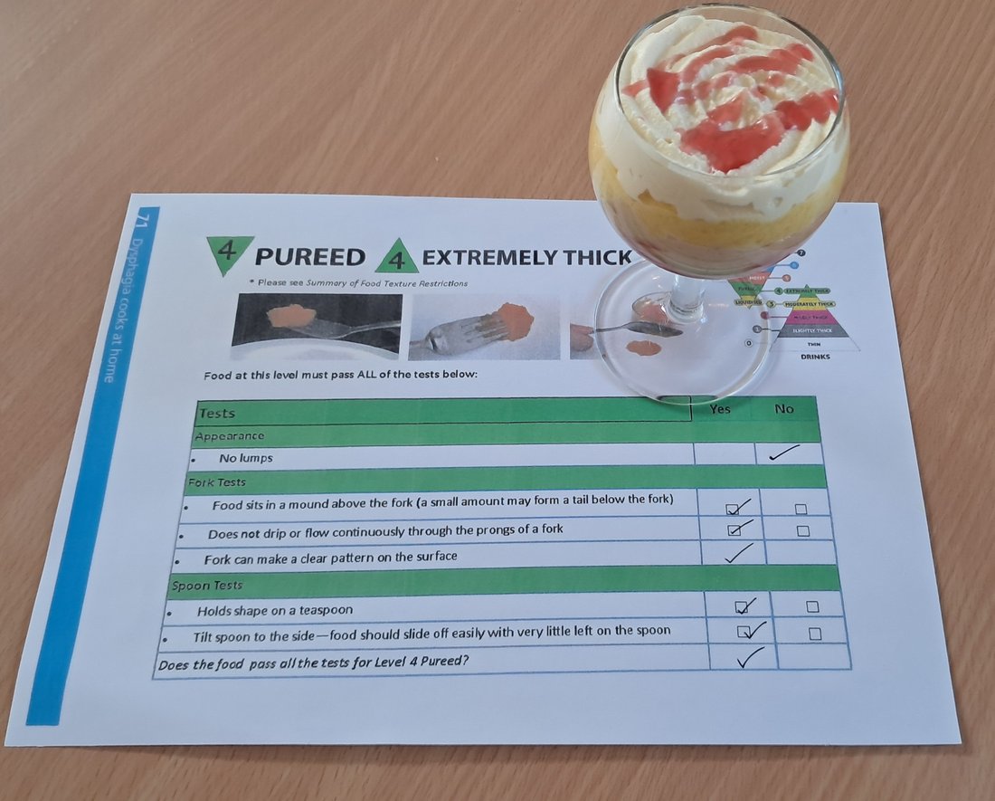 Pur&eacute;ed dessert with its IDDSI descriptor card