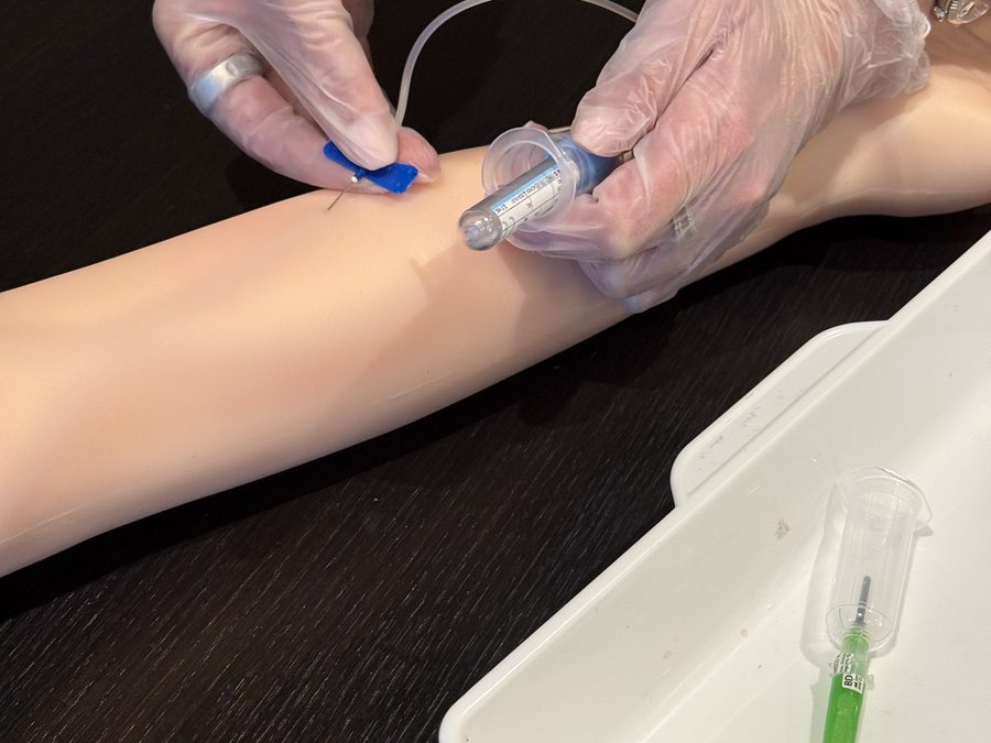 Drawing a blood sample using a monovette device